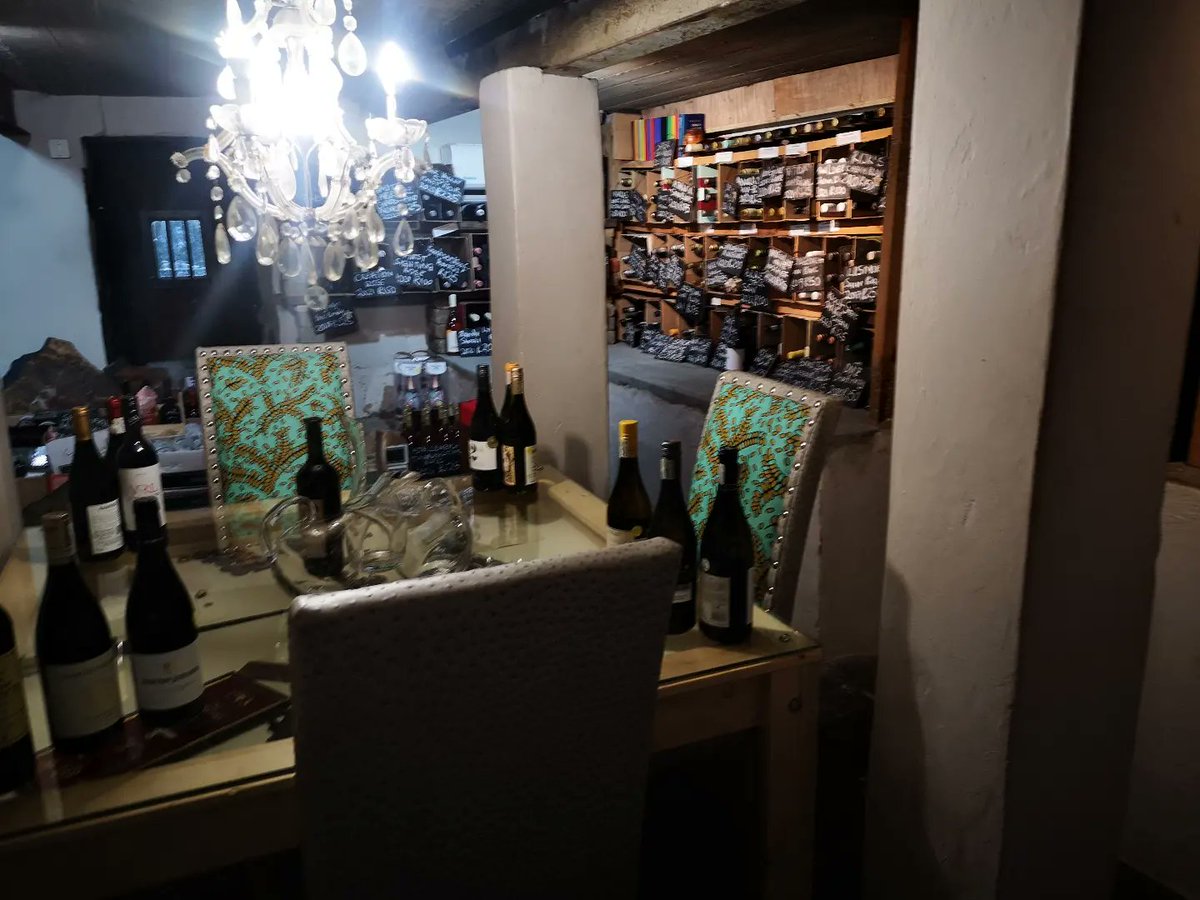 5starstories's tweet photo. When the weather outside is cold and gray at  @the_cavern_resort_drakensberg there is plenty to warm you up indoors 🔥

#wintersday #fireplace  #drakensberg #drakensbergexperience #mountains #wine #winetasting #winecellar https://t.co/qMbFPRzo2K