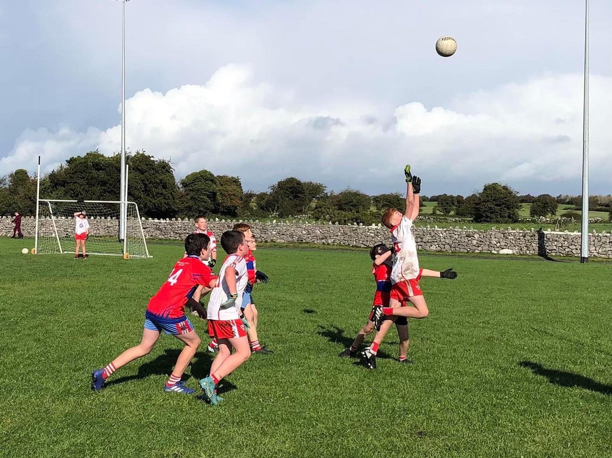 BarnadergNS's tweet photo. 🟥⬜️ Our boys lined out to represent the school in the Mini-7s blitz in Monivea today. Well done to every member of the team. They worked hard and did themselves proud in each game. Táimid an-bhródúil inniu! 🟥⬜️

#galway #tuam #killererin #barnaderg #monivea https://t.co/c8fVHrA197