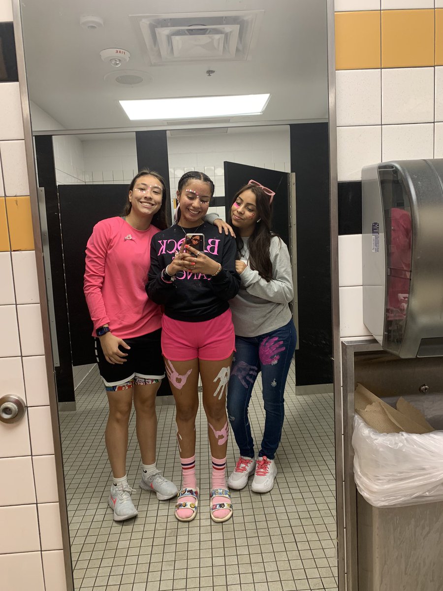42chipper's tweet photo. Pink Out!!! #EdisonStrong #CoachV💕 https://t.co/oRelAW00tn