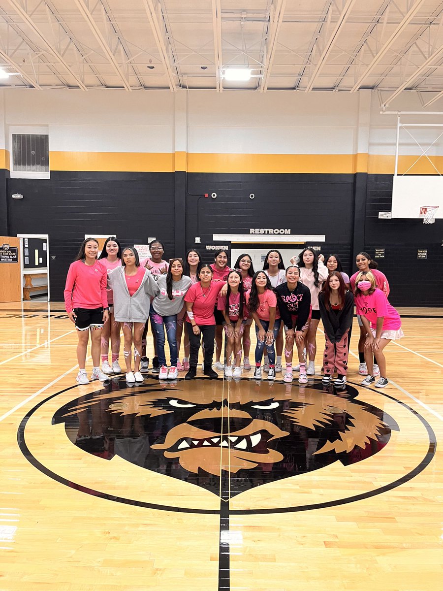 42chipper's tweet photo. Pink Out!!! #EdisonStrong #CoachV💕 https://t.co/oRelAW00tn
