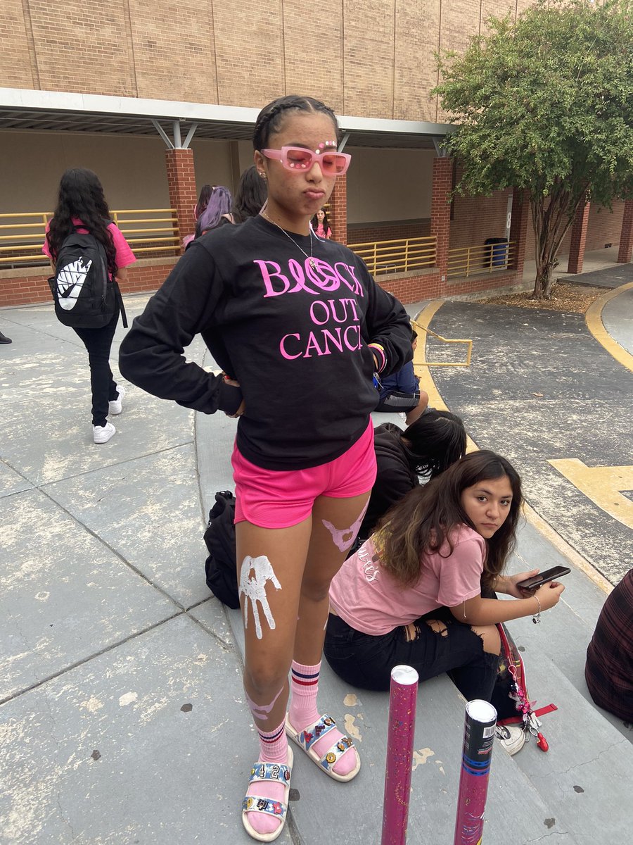 42chipper's tweet photo. Pink Out!!! #EdisonStrong #CoachV💕 https://t.co/oRelAW00tn