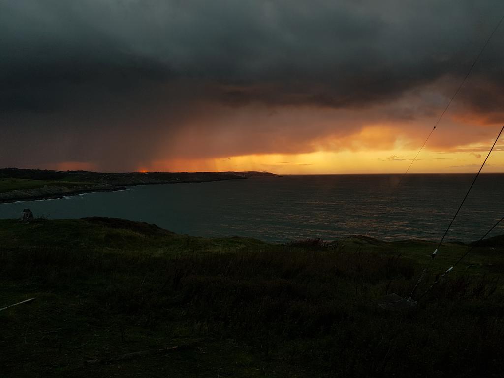 kendie's tweet photo. As the sun sets on our stay at Point Lynas. This is my happy place, I will be back β€ #PointLynasLighthouse #pointlynas #Anglesey #myhappyplace https://t.co/nVs0of6q2p