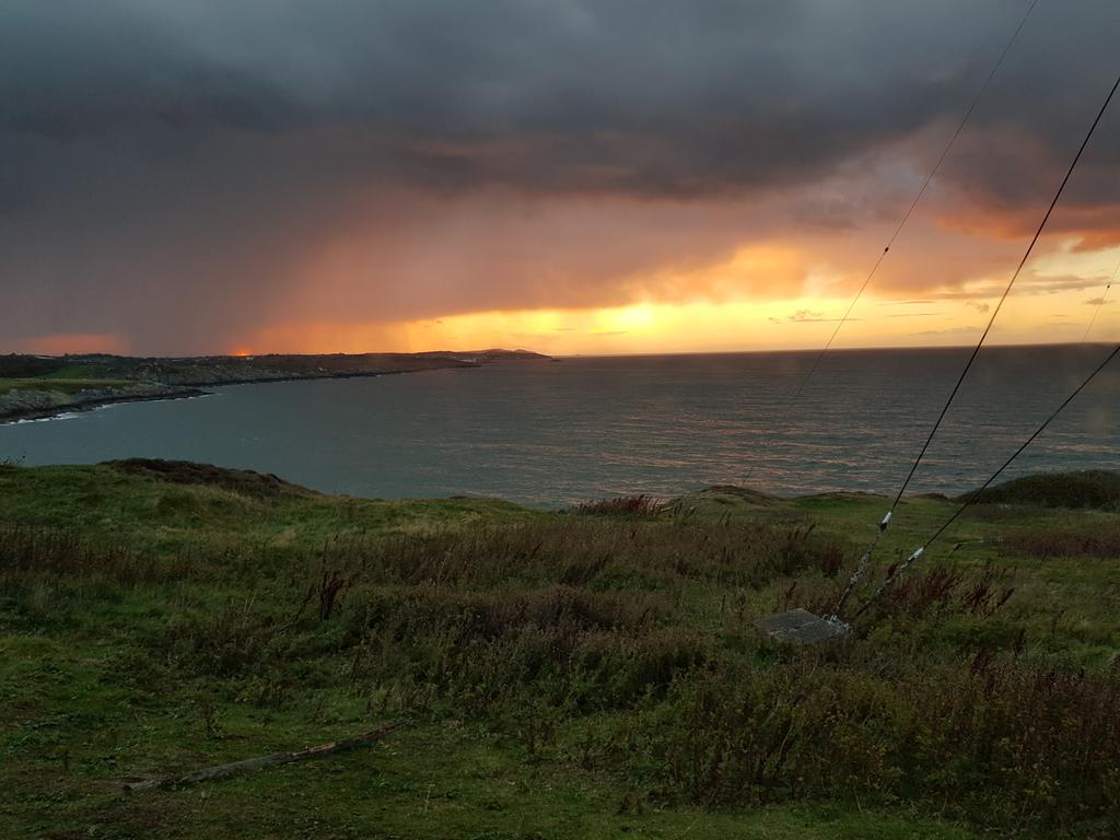 kendie's tweet photo. As the sun sets on our stay at Point Lynas. This is my happy place, I will be back β€ #PointLynasLighthouse #pointlynas #Anglesey #myhappyplace https://t.co/nVs0of6q2p