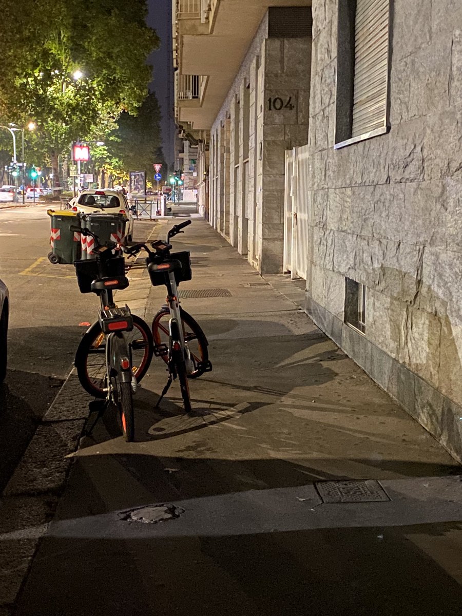 M4rcoMX's tweet photo. @RideMovi bel parcheggio, grazie anche per il comodo cestino dei rifiuti che è diventata una delle 2 biciclette https://t.co/TJiZsb09FY