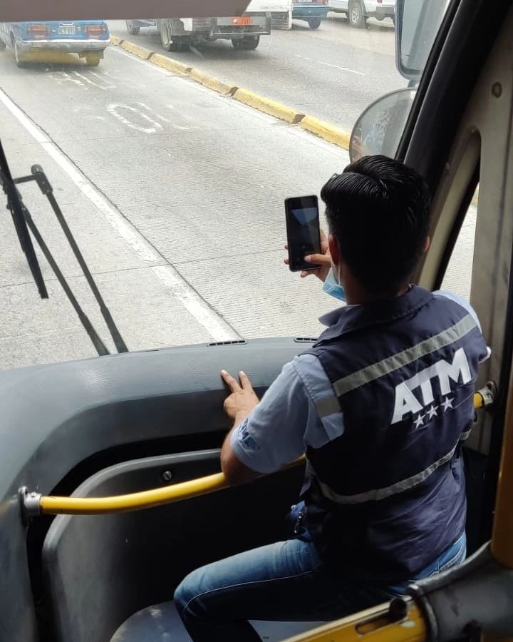 AntiVC_VC's tweet photo. Están filmando desde la Metrovía para multar a los que están invadiendo el carril exclusivo de estos transportes....

Pilas https://t.co/BCjVA4Cx7k