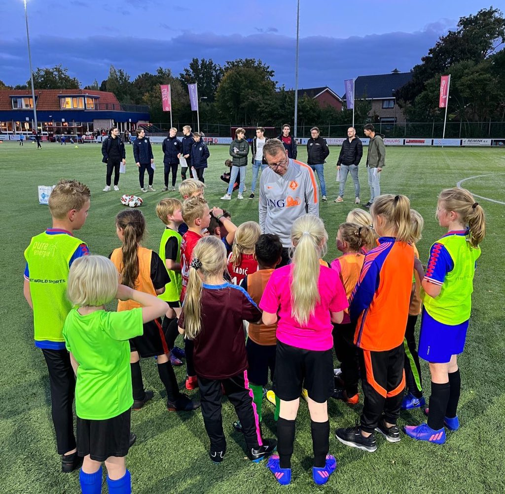 milankok_'s tweet photo. Vanavond zijn maar liefst 10 trainers binnen de jeugd van @vvhellendoorn vanuit de VV Hellendoorn Trainers Academie gestart met de opleiding Pupillentrainer bij de @KNVBAcademie.
Toppers, succes!
#opleiden #traindetrainer https://t.co/AjuLxeXaG9