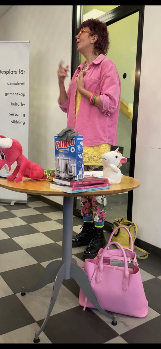 BByvald's tweet photo. Många kom för att lyssna till inspirerande författaren Lisbeth Pipping @pipping1962 som föreläste om psykiskohälsa och berättade om sin egen uppväxt. Tack Nastea, Roda Hussein, Abubakar Mohamud för att ni arrangerade detta viktiga samtal. #Hammarkullen https://t.co/Gk4nUXEWH8