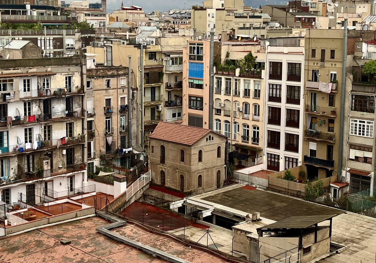 Bcnsingular's tweet photo. Increïble. He descobert una casa que podria ser centenària, engolida per les finques d’una cèntrica illa de l’Eixample (Diputació/Muntaner #AntigaEsquerra) https://t.co/BlaP7vrur3