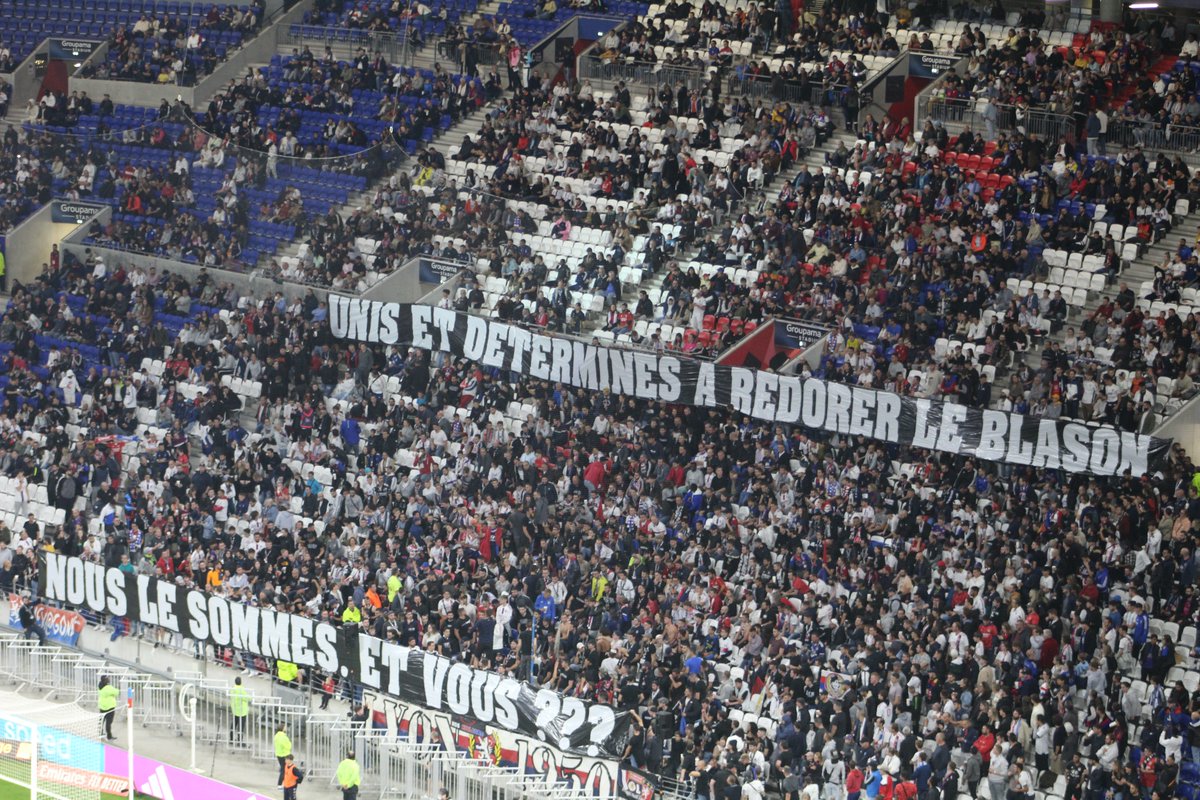 oetl's tweet photo. Pas de sifflets mais des banderoles pour les Bad Gones et Lyon 1950 avant le début de la rencontre.

"Encore des mots, toujours des mots, les mêmes maux, je ne sais plus comment te dire..." et "Unis et déterminés à redorer le blason nous le sommes et vous ?" #OLTFC https://t.co/Ioa9JdxATb