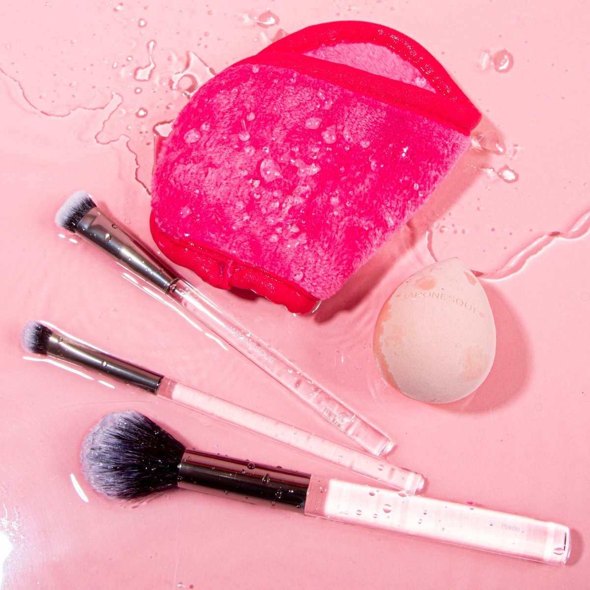 The Ultimate Blending Brush &amp; Sponge Set features 5️⃣ essential face &amp; eye tools!  Apply &amp; blend cream, liquid &amp; powder products + erase all makeup with just water using the Original #makeuperaser 

Exclusively available online #walmart