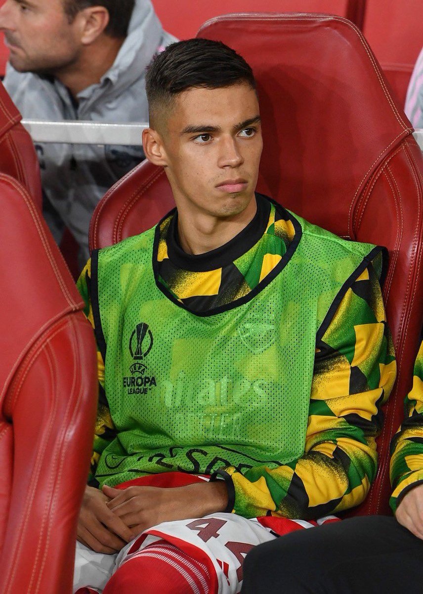 omaxri's tweet photo. @CirjanCatalin1 @EuropaLeague How old is Cirjan tho? Totally forgot about him. The Premier League is not ready for what is coming out from Arsenal academy. I love these mentality 👍👍. https://t.co/x3H5pNdOLp
