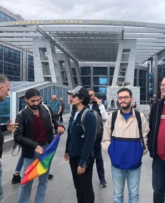 Ahmet Yıldız davasının 36. duruşması dün İstanbul Anadolu Adliyesinde görüldü. @HeviLgbt 'nin tanıkların dinlenmesi talebini kabul eden mahkeme davayı 28 Şubat 2023'e erteledi. Dava çıkışında ise polis, LGBTİ+ bayrağı ile fotoğraf çekilmek isteyenlere müdahale etti. #AhmetYıldız