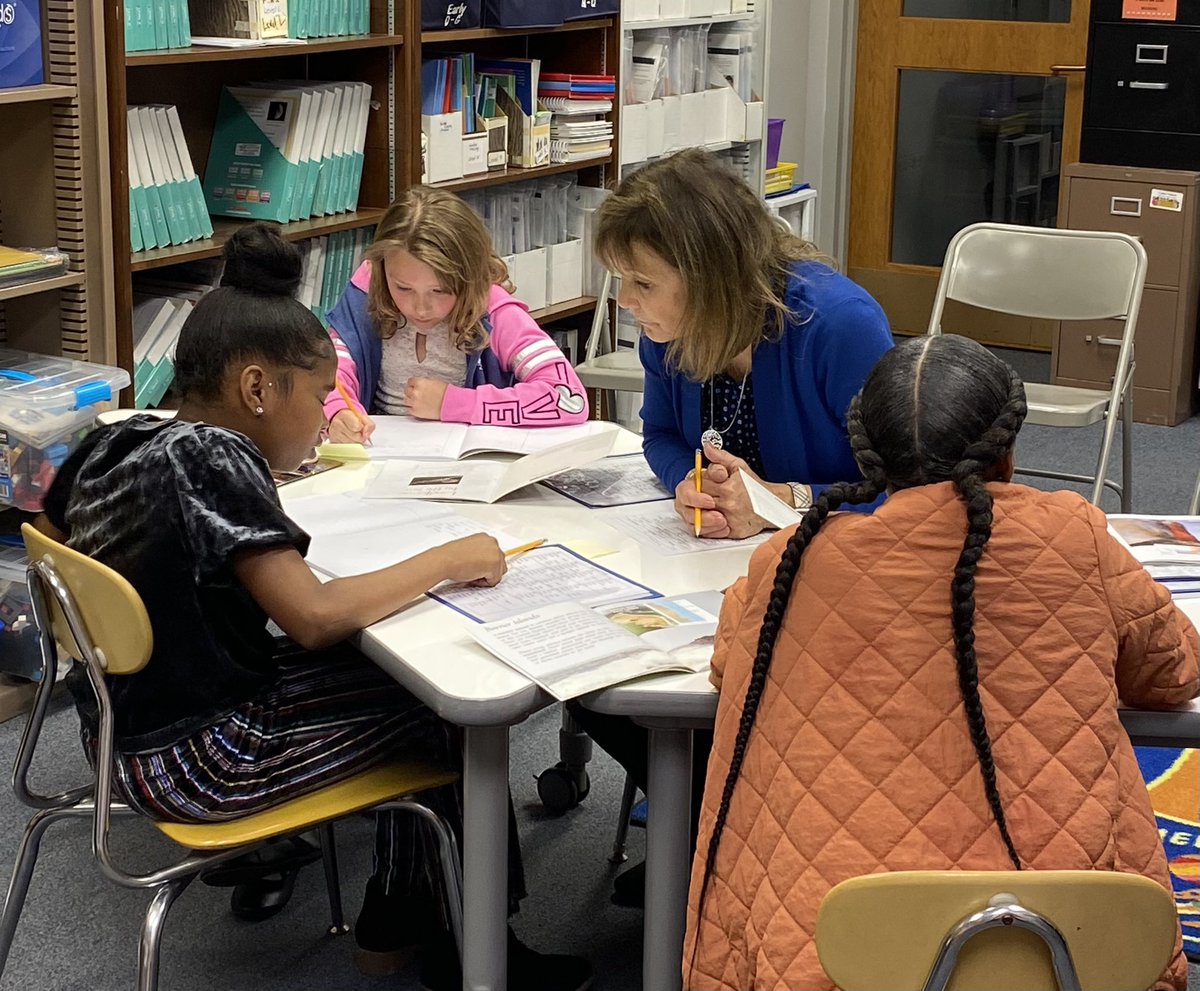 CloatJulia's tweet photo. It was a great week to be a 🥨. Jan Richardson spent 3 days transforming the learning of @FSD145 Ss and Ts, we had a fun and engaging #PretzelPD with @mrdearybury as the keynote 🐿, and the HOCO parade. #pretzelpride @SuptAnnaAfsd145 @pretzelPD @georgiak2155 https://t.co/M85JVKka5o
