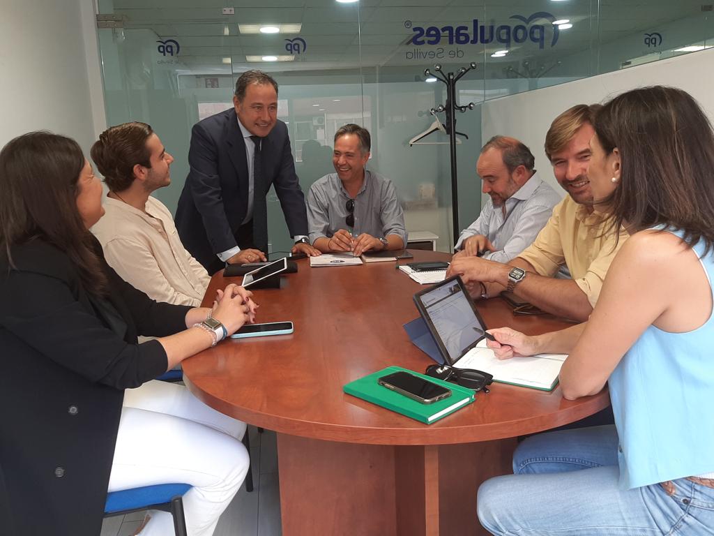 Hoy nuestra sede era reflejo de la ilusión y ganas de nuestros equipos de aportar y ayudar a conseguir una Sevilla líder.

La vicesecretaría de Organización y la de Agricultura han estado ya planificando ideas y proyectos.

¡Vente! Todos sumamos.