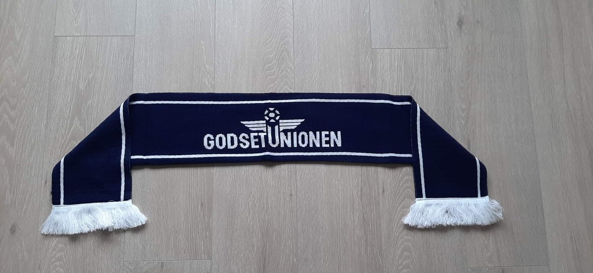 På søndag selger vi nye GU-skjerf og t-skjorter! Disse blir kun solgt på stadion, bakerst på GU-tribunen. Pris er 180 kr for skjerf og 200 for t-skjorte. Vi tar kun betaling med Vipps, til GU-Tifo #93409