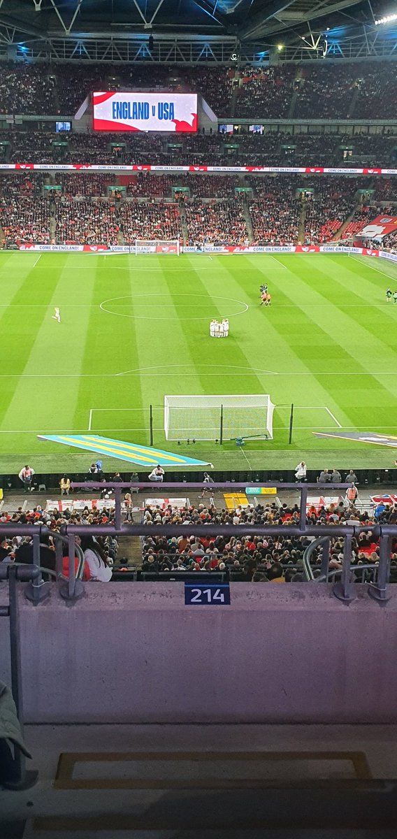 TonesZoe's tweet photo. @missLpagey @Lionesses @bmeado9 Actually we're in purple- below the massive screen https://t.co/v1aHvenmDm