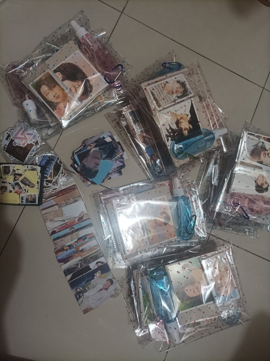 dk_4_aj131's tweet photo. BE THE SUN MANILA FREEBIES 🌞☀️

I'll be giving away for Day1 &amp;Day2
How to claim:
☀️Follow, rt, like
☀️You can approach me by showing the retweet if nahihiya kayo hehe 
☀️Location:tba tomorrow
☀️limited quantity

#BeTheSuninManila #CaratFreebie #SEVENTEENinMNL https://t.co/K9AeL67M0y