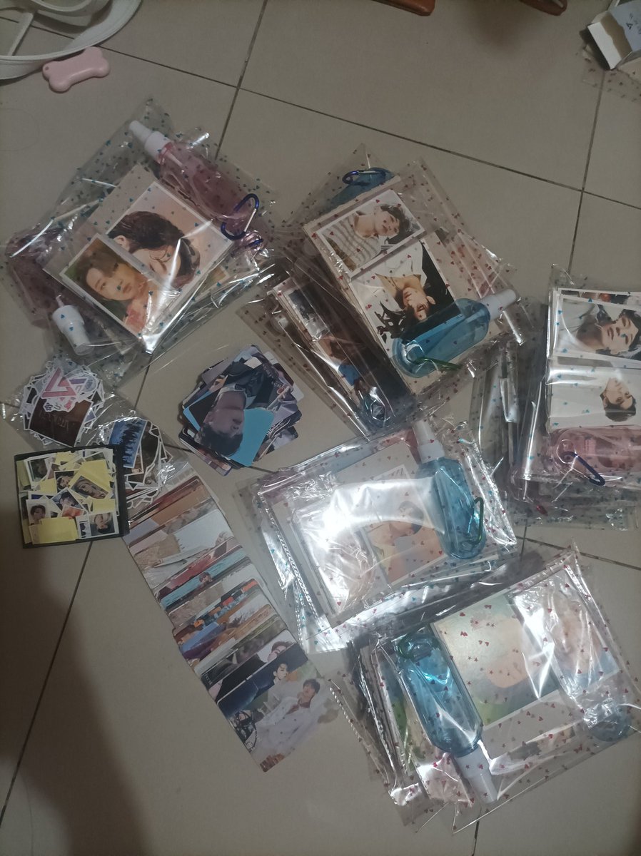dk_4_aj131's tweet photo. BE THE SUN MANILA FREEBIES 🌞☀️

I'll be giving away for Day1 &amp;Day2
How to claim:
☀️Follow, rt, like
☀️You can approach me by showing the retweet if nahihiya kayo hehe 
☀️Location:tba tomorrow
☀️limited quantity

#BeTheSuninManila #CaratFreebie #SEVENTEENinMNL https://t.co/K9AeL67M0y