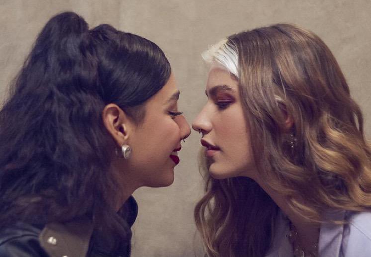rebelde_netflix's tweet photo. Lembram quando a gente tinha altas expectativas por causa dessa foto? Kkkkkk https://t.co/NTIU6ABJ4X