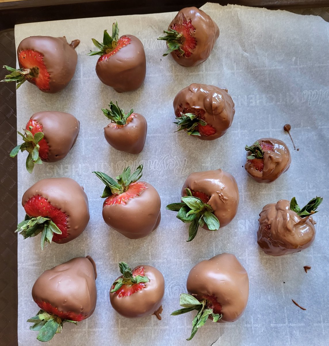 headbangerwoman's tweet photo. Decadent #chocolatecoveredstrawberries #fruit #strawberries @Hersheys #chipits. https://t.co/rKzXR3gIjQ