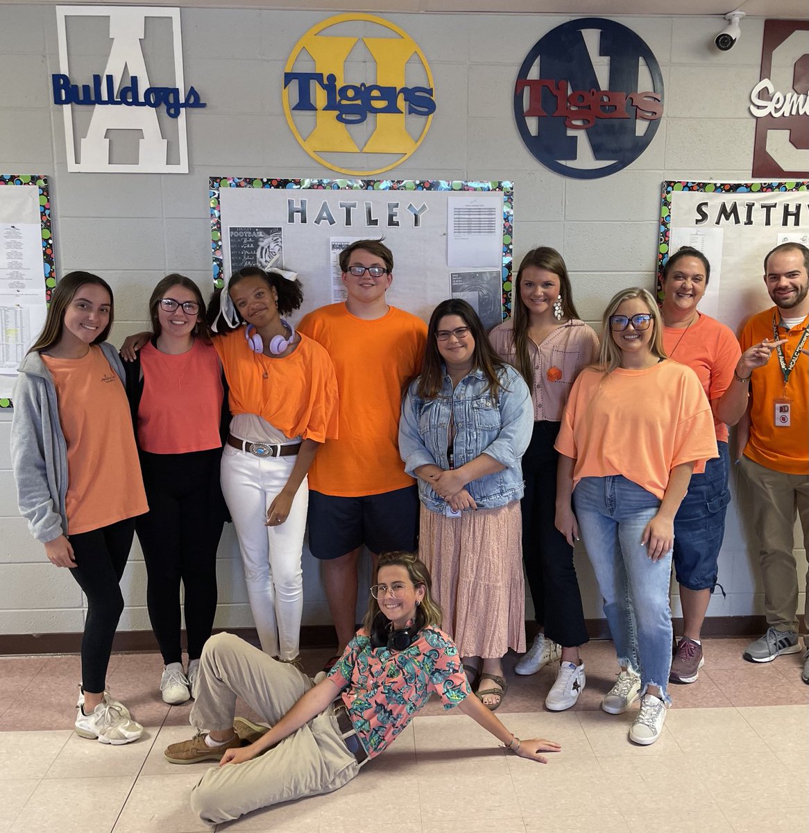 MonroeCoALC's tweet photo. Students wearing orange in support of National Bullying Week. #BeKind #mcalc https://t.co/8IL7LuyXlb