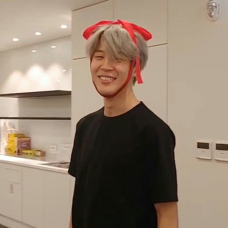 Koo_koo_san13's tweet photo. HEY GUYS! I wanted to do something special for Jimins Bday (JIMTOBER!!) So I decided to do a giveaway!!!

Jimin Box giveaway!

🤍 RT &amp; like
🤍 worldwide 🌏
🤍 ends Oct 30th winner will be announced Oct. 31st! 

More rules below to enter! https://t.co/5HdYHdJ9KX