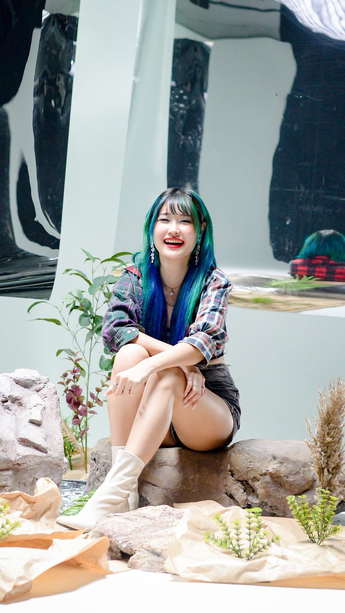 bloglaBANANA's tweet photo. La cantante coreana #HYEMIN @singhyemin ha anunciado un nuevo proyecto, esta vez cinematográfico 📽️🎞️

Ha compartido una fotografía junto con parte del equipo, entre las que están las actrices @vanesa_romero y @evaisantaf.

¡Qué ganas de saber más!😍 https://t.co/aXIIMgiLRW