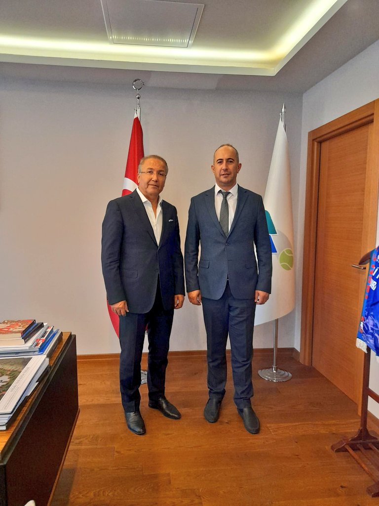 Erzincan <a href="/ebyu2006/">Erzincan Binali Yıldırım Üniversitesi</a> Spor Bilimleri Fakültesi Dekanı Prof. Dr. Murat Şat Federasyonumuza ziyarette bulundular.

Sayın Şat ile Erzincan'da tenise dair düzenlenecek faaliyetleri ve üniversitede verilen antrenörlük eğitiminin Federasyonumuzun sistemiyle entegre ilerlemesini görüştük.