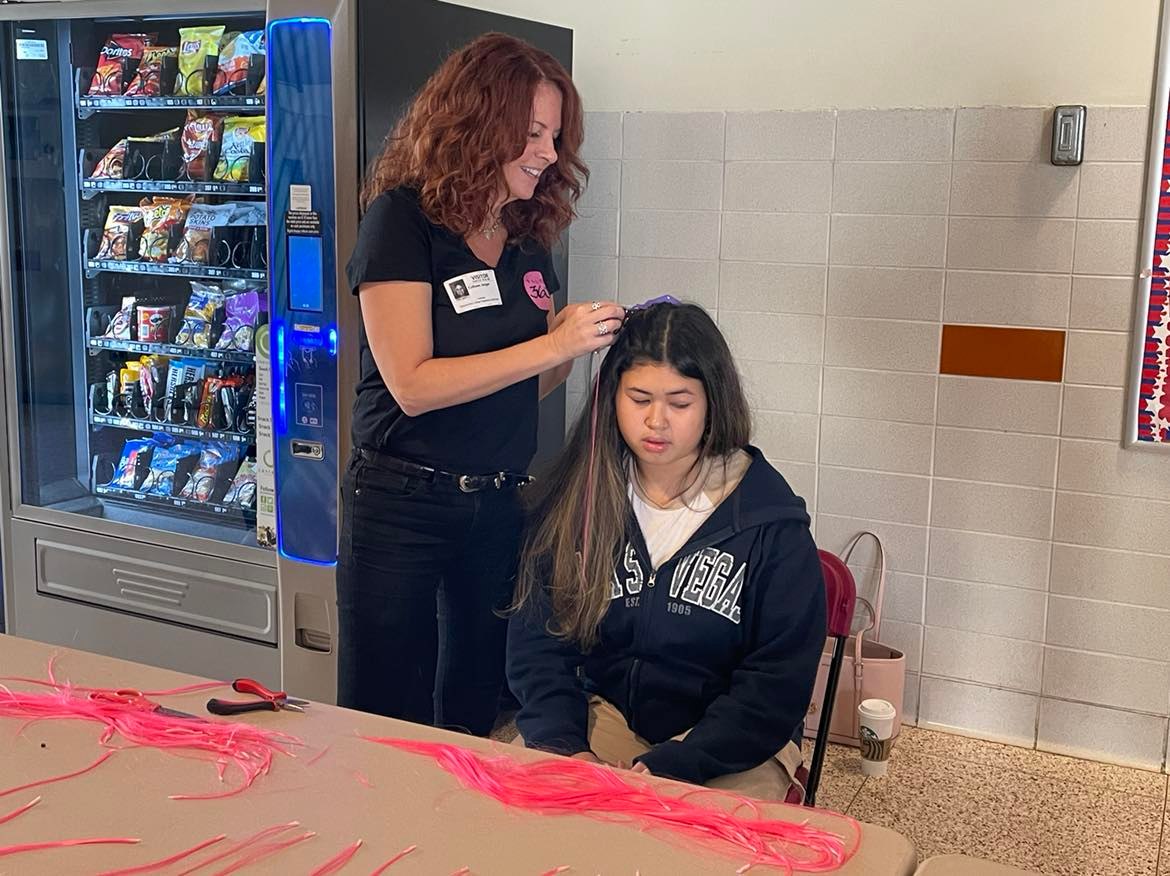 ResurrectionHS's tweet photo. Today Women's Empowerment Club hosted a breast cancer awareness fundraiser with Salon 360 during lunch periods. For $10, the salon provided pink hair extensions to students and staff All proceeds will be donated to Friends for a Cure. #RES #RESstudentlife #breastcancerawareness https://t.co/6NuJIHzxPo