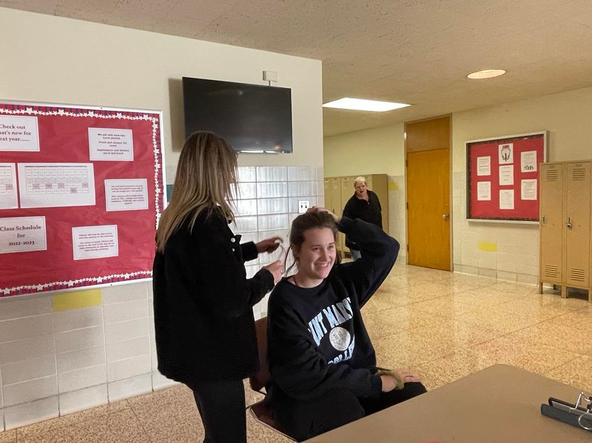 ResurrectionHS's tweet photo. Today Women's Empowerment Club hosted a breast cancer awareness fundraiser with Salon 360 during lunch periods. For $10, the salon provided pink hair extensions to students and staff All proceeds will be donated to Friends for a Cure. #RES #RESstudentlife #breastcancerawareness https://t.co/6NuJIHzxPo