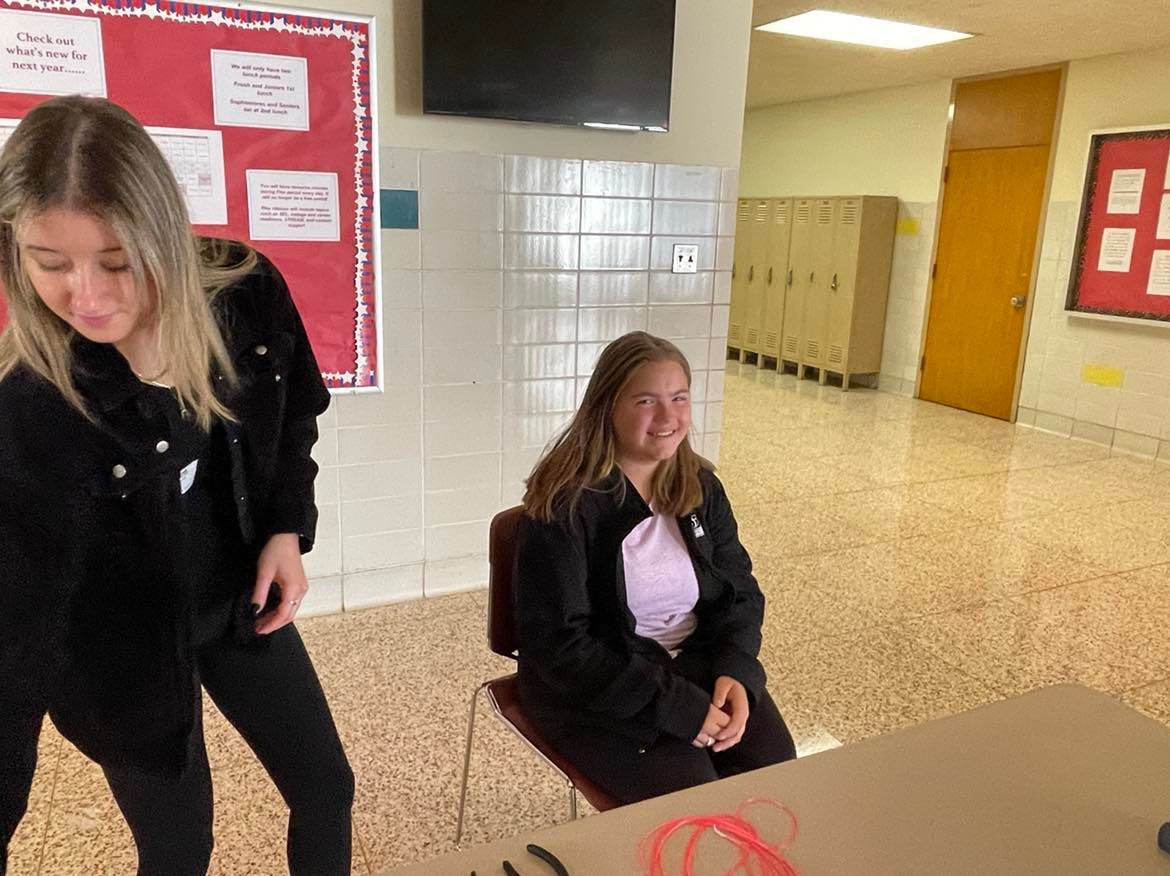 ResurrectionHS's tweet photo. Today Women's Empowerment Club hosted a breast cancer awareness fundraiser with Salon 360 during lunch periods. For $10, the salon provided pink hair extensions to students and staff All proceeds will be donated to Friends for a Cure. #RES #RESstudentlife #breastcancerawareness https://t.co/6NuJIHzxPo