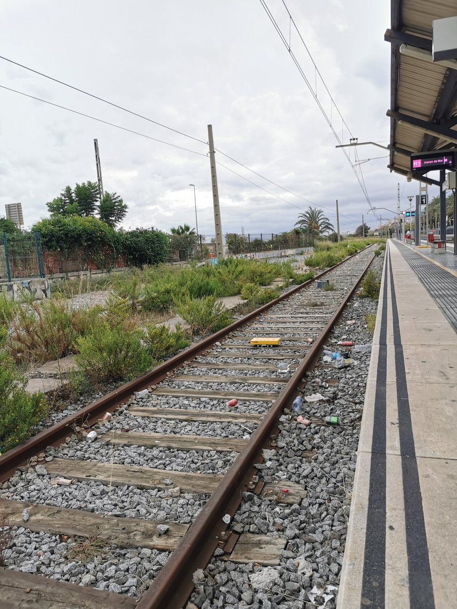 Y yo me pregunto, si en vez de quejarnos tanto de cercanías <a href="/renfe/">Renfe</a>, que algunas veces se lo merecen y de las limitaciones estructurales, que las hay. Fuéramos un poco más cívicos y conscientes. Ayudaría en algo? #tren #cercanias #retrasos #usuarios