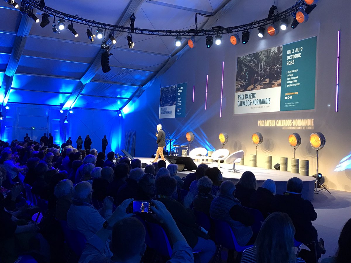 Rémi Lainé, président de la <a href="/webscam/">La Scam</a> ouvre la soirée du <a href="/PrixBayeux/">Prix Bayeux Calvados-Normandie</a> <a href="/ericvalmir/">Eric Valmir</a> devant un public nombreux et concentré, pour trois heures de débats intenses sur la guerre en #Ukraine.Une guerre de l’information, de la propagande, du territoire…