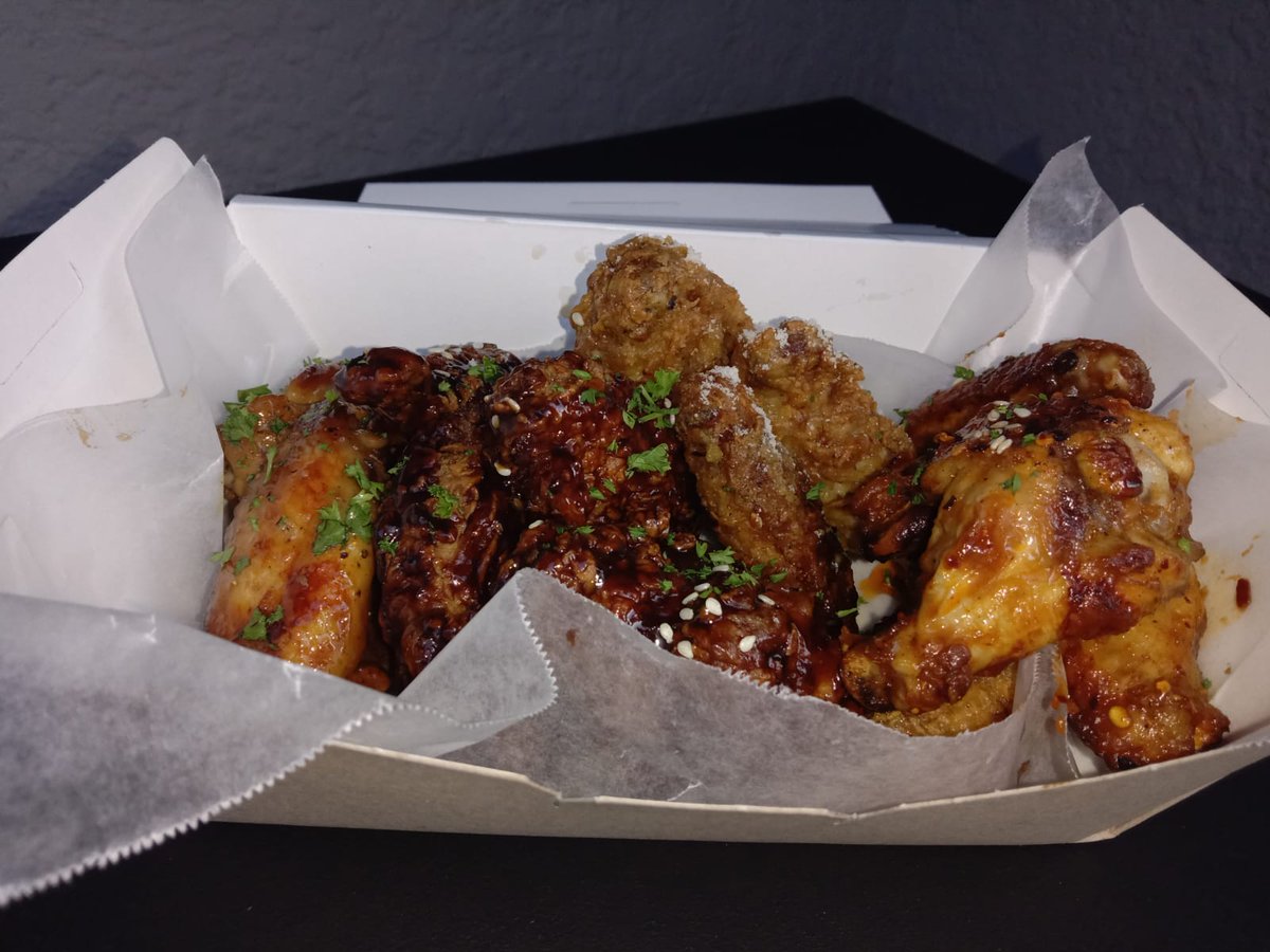 Puddles_BandzZ's tweet image. 8 wings? Haaibo. You can get wings for R40, 8forR75 and 12- R100 there by @_StayTrippyJay #MACUFE22 #macufeweekend
