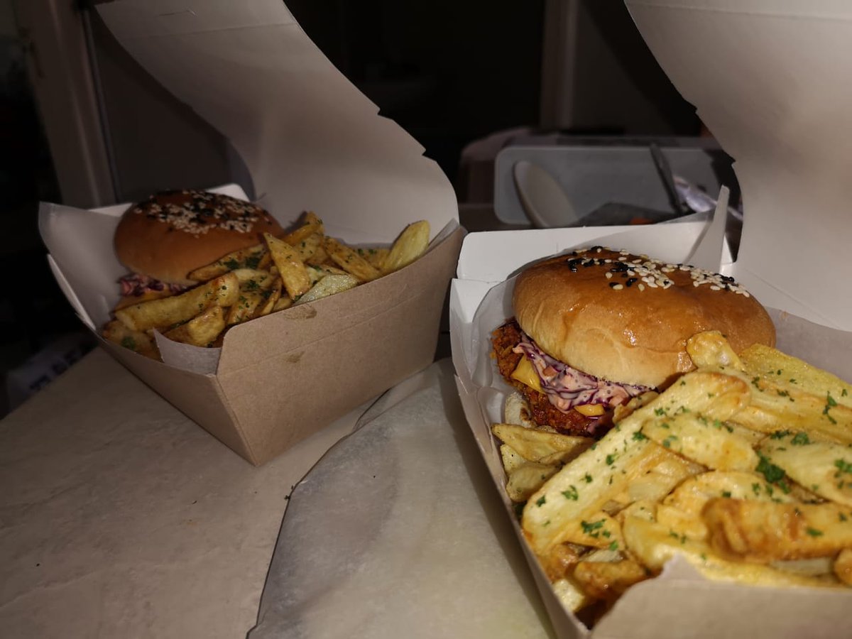 Puddles_BandzZ's tweet image. 8 wings? Haaibo. You can get wings for R40, 8forR75 and 12- R100 there by @_StayTrippyJay #MACUFE22 #macufeweekend