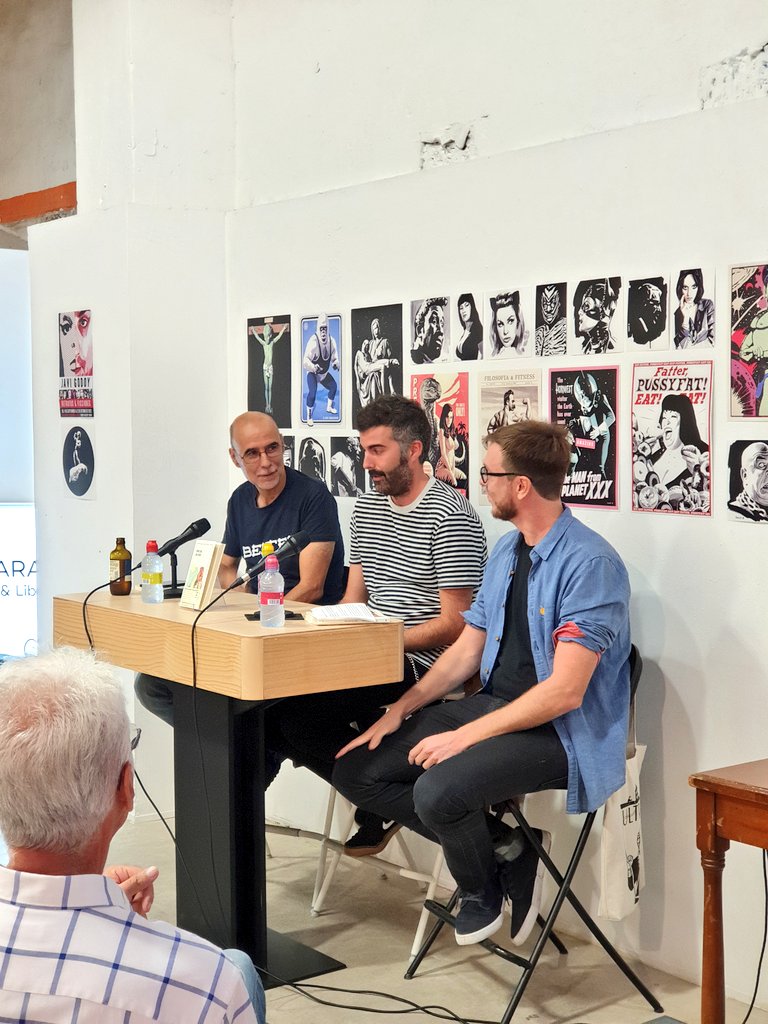 Bangaranglibros's tweet image. Qué buena tarde escuchando a @NachoLMurria presentar "Paris era una rave" junto a @raflan y Adrián Bellido. Y qué librazo os espera a lxs que aún no lo hayáis leído.