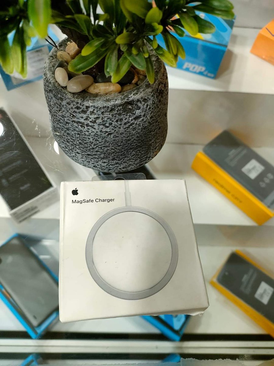 We_store_451's tweet photo. شاحن وايرلس  magsafe charger من ابل 
 -قدره تصل ل 15w  مع اجهزه ابل 
-مغناطيس قوي حيث يضمن شحن جيد وتثبيت للجهاز   
-متوافق مع جميع هواتف ابل  التي اصدرت بعد iphone 8  وما فوق

فقط بسسسعر 9000
للطلب والاستفسار واتس 0992086074 https://t.co/gsXZaWmq2U