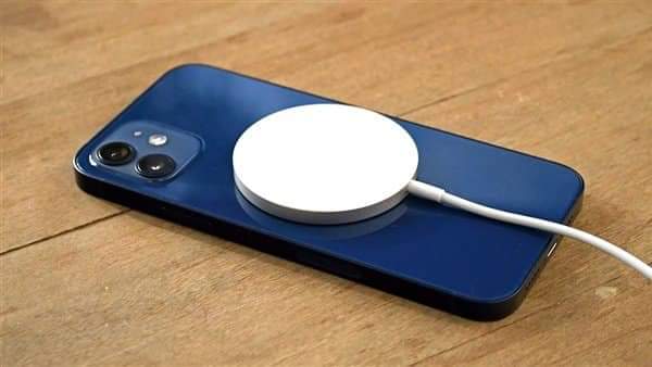 We_store_451's tweet photo. شاحن وايرلس  magsafe charger من ابل 
 -قدره تصل ل 15w  مع اجهزه ابل 
-مغناطيس قوي حيث يضمن شحن جيد وتثبيت للجهاز   
-متوافق مع جميع هواتف ابل  التي اصدرت بعد iphone 8  وما فوق

فقط بسسسعر 9000
للطلب والاستفسار واتس 0992086074 https://t.co/gsXZaWmq2U