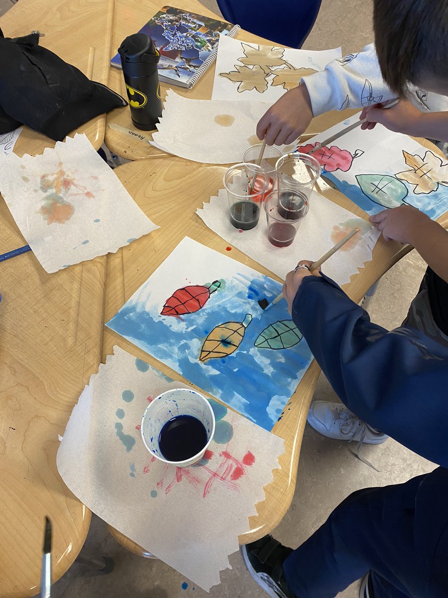 We went on a fall walk to explore all the different types of leaves and then painted some fall leaves 🍂🤎