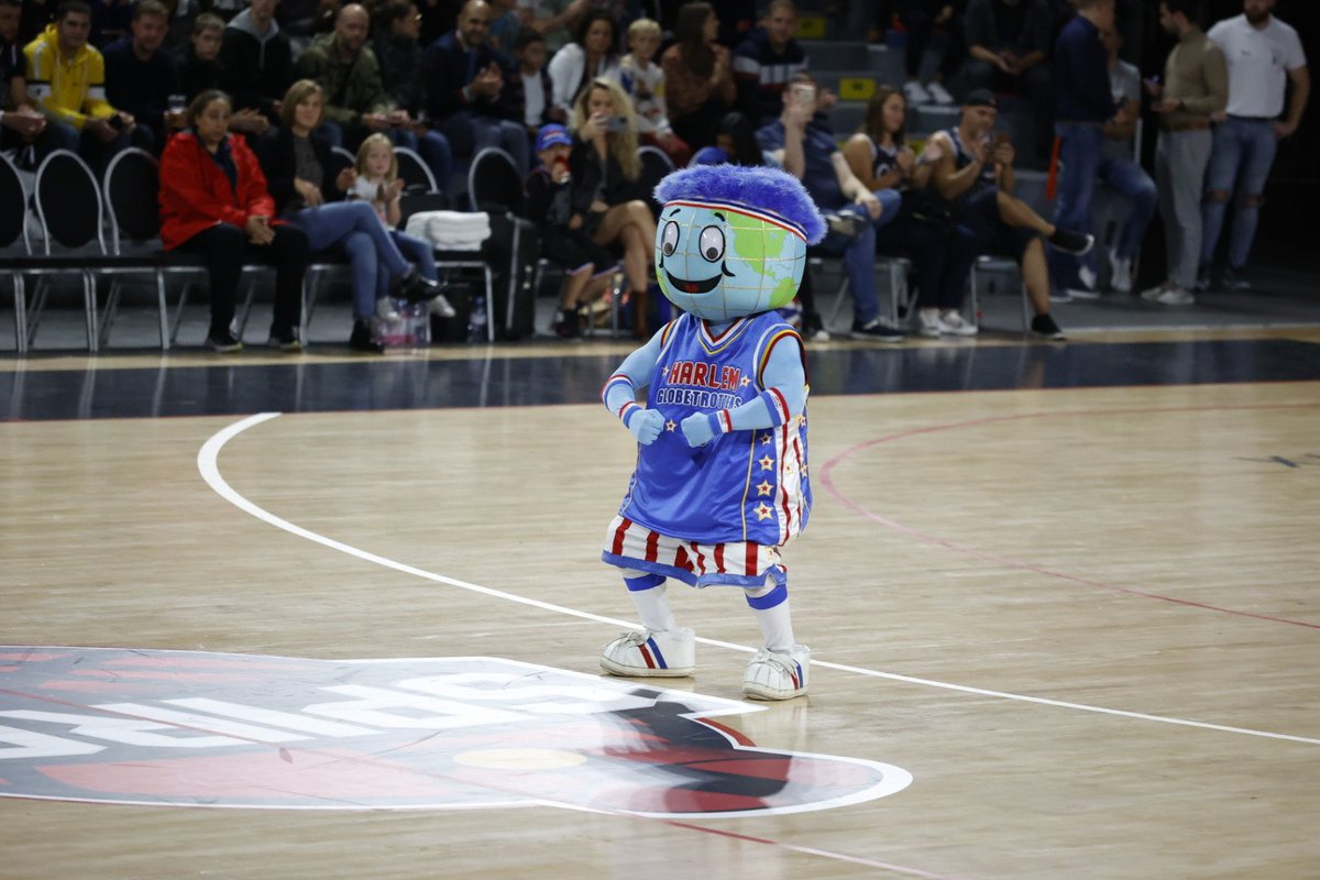 gcuisinier's tweet photo. Chouette soirée avec les #harlemglobetrotters au #spiroudome https://t.co/8HdZ0Vun0Q