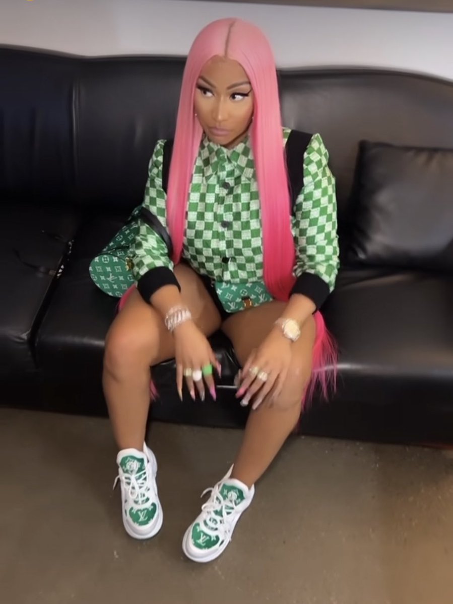 DailyRapFacts's tweet photo. Nicki Minaj will have her own course taught at The University of California Berkeley 📚 

The course will be titled ‘Nicki Minaj: The Black Barbie Femmecee &amp; Hip Hop Feminisms’ https://t.co/pqtJS4wLOc