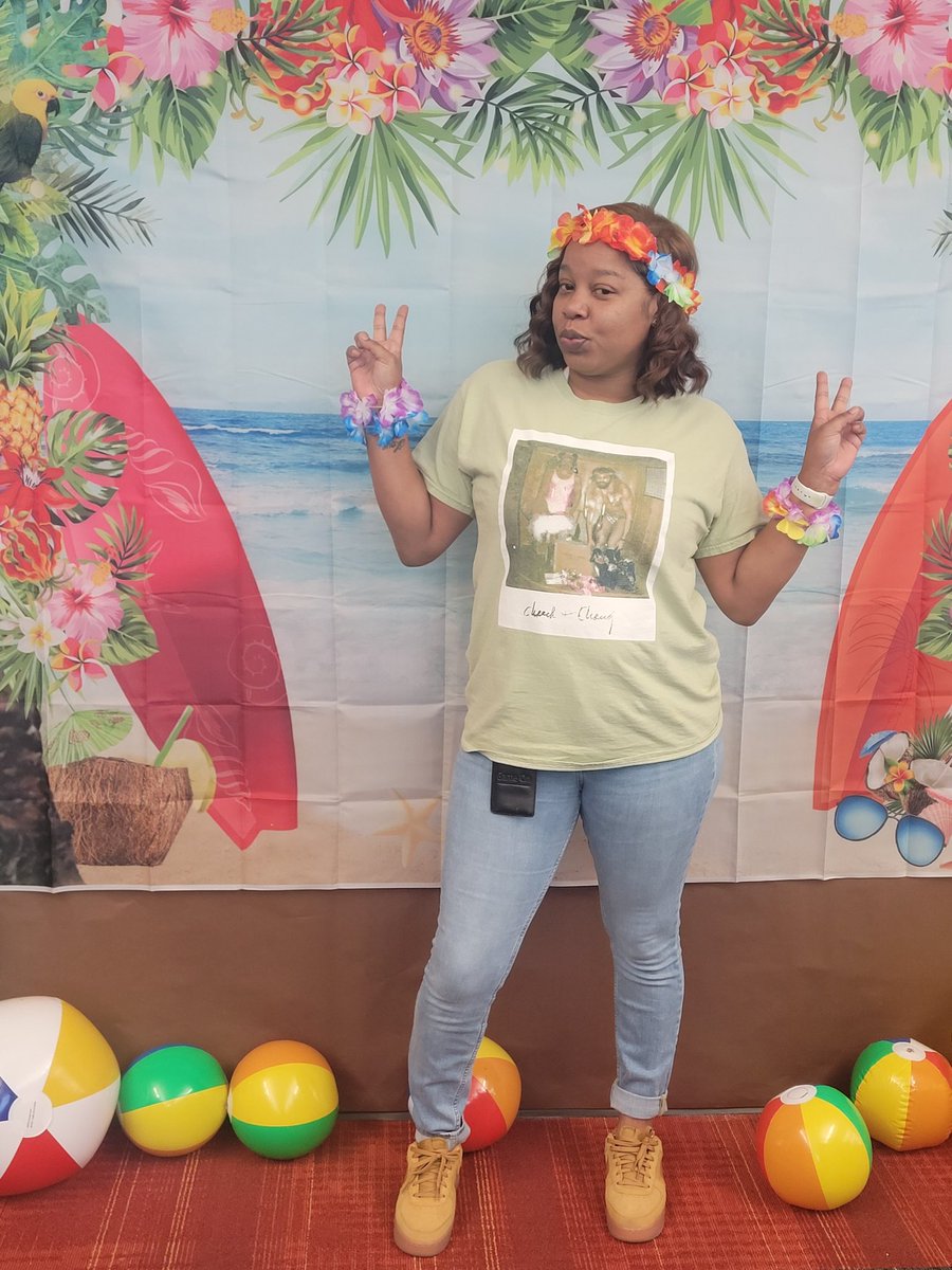 Aloha!!! Robin gets it, kinda. #smithstazz #WeRtheNAC #SCFW2022 #LUAUDAY