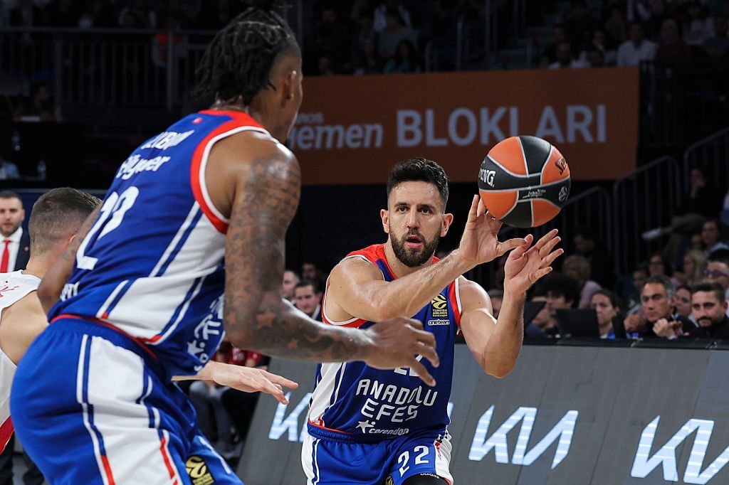 serbestatisweb's tweet photo. 😤 Son Şampiyon Kaldığı Yerden Devam!

Son şampiyon Anadolu Efes, Kızılyıldız'ı 72-59 mağlup ederek ritmini yeni sezonda da devam ettiriyor. https://t.co/YRYvfCirma