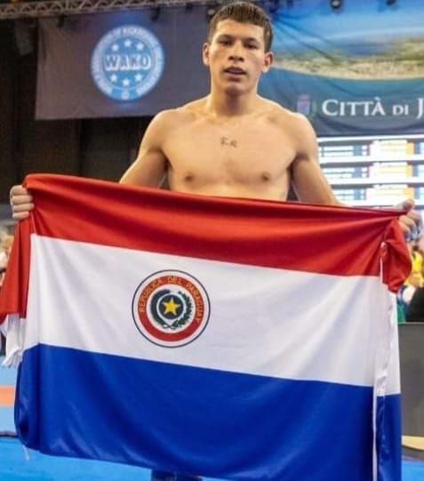 DiegoGaleanoH's tweet photo. ¡Dentro y afuera, Paraguay cosecha medallas! 🥇

Ariel Villalba se consagró Campeón Mundial de Kick Boxing, en Italia 🇮🇹 https://t.co/EuN59xR6q3