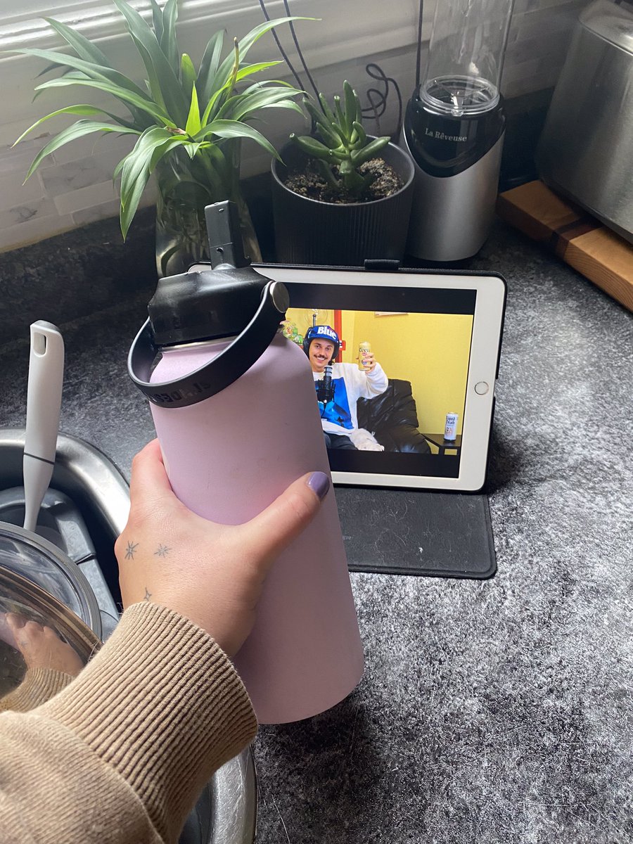 bradfieldkate's tweet photo. Happy 200th episode @kurtisconner, I’m doing dishes and hydrating :-) https://t.co/PWTEEYeUno