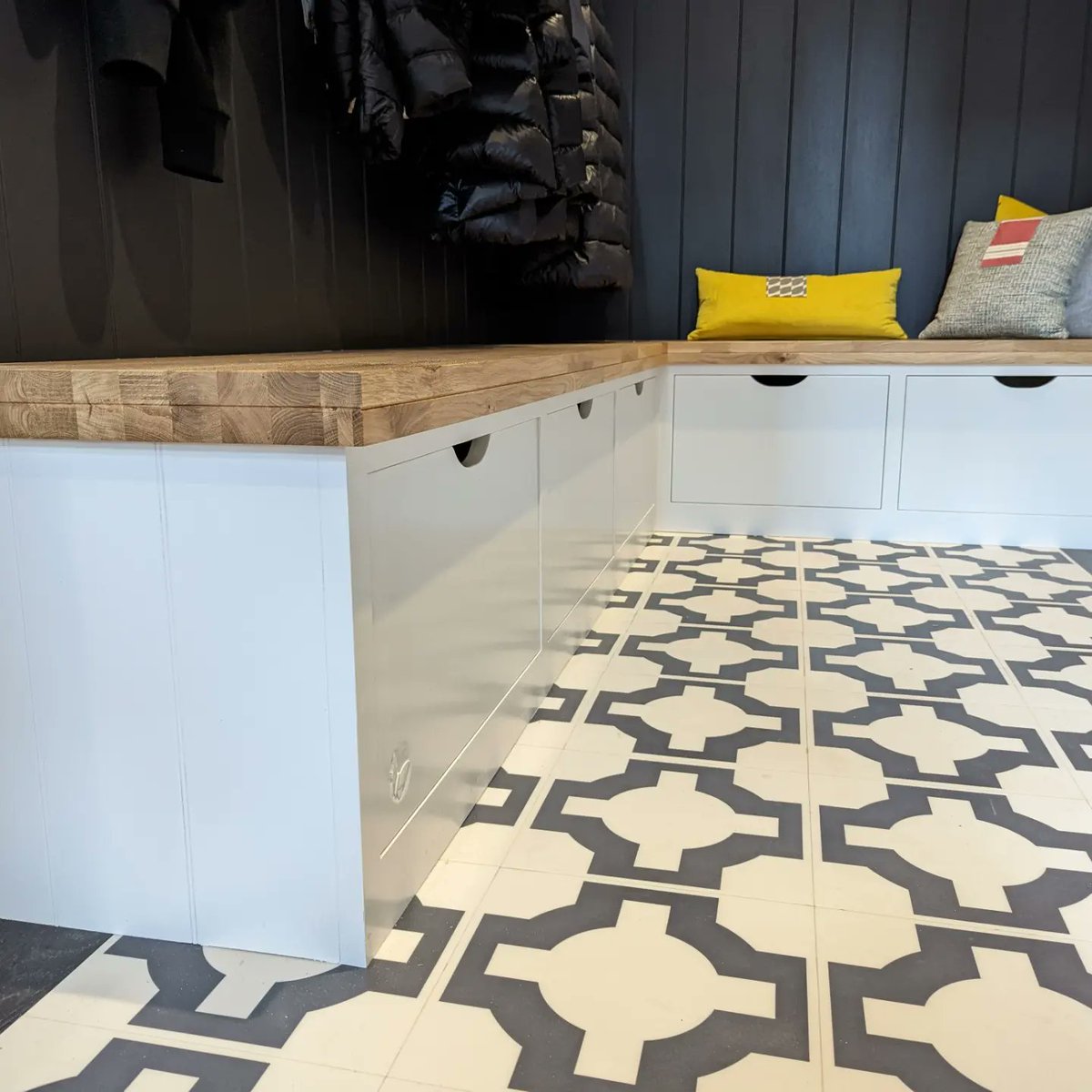 Bfly_Furniture's tweet photo. Recently completed beautiful boot room with floating shelf and paneling, along with a solid oak bench, finished with Blum drawers underneath. #bespokefurniture #bootroom #paneling #solidoakbench #blumdrawers #fittedfurniture #butterflyfurniture #york #harrogate https://t.co/PtQiCX6GJv