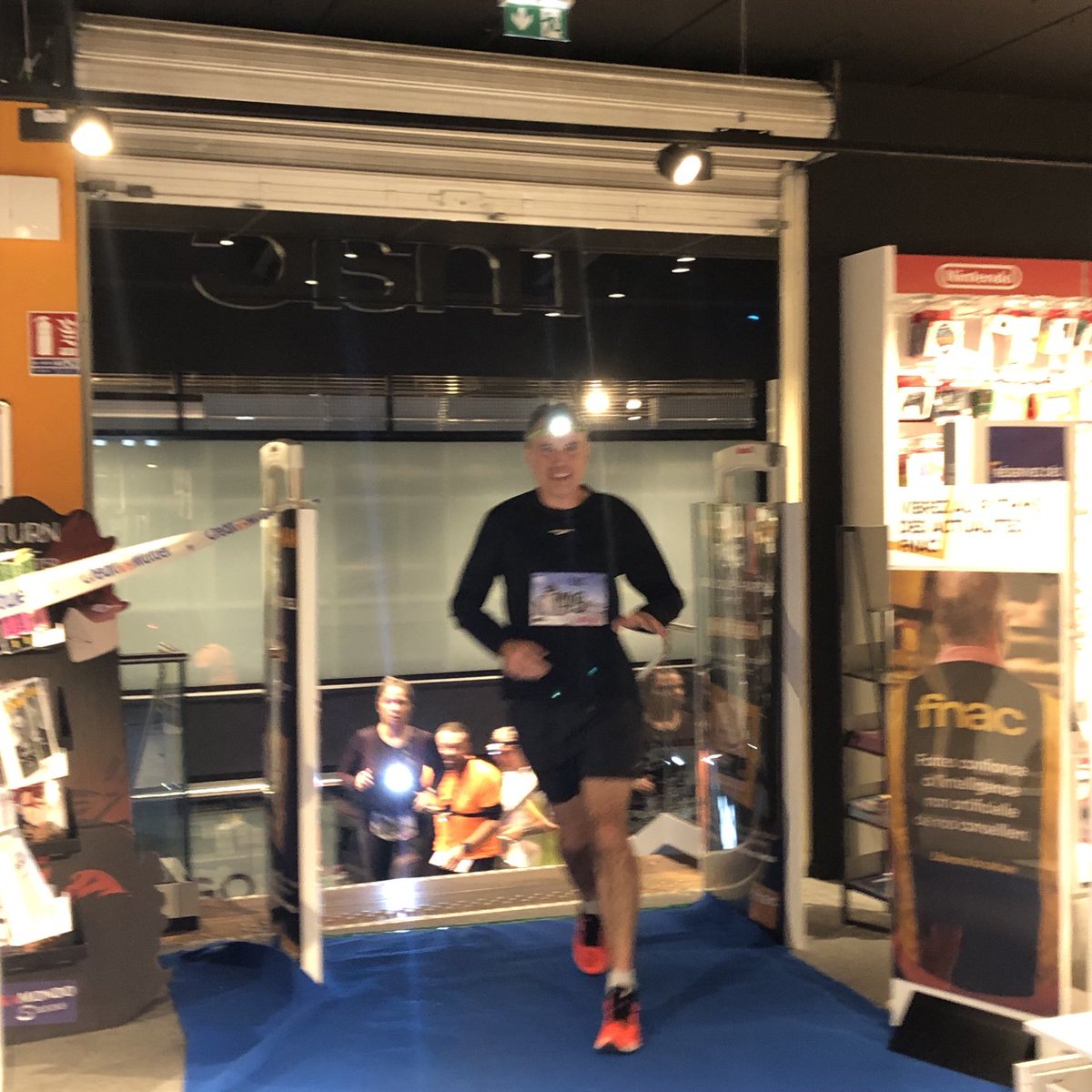 PascalHuon's tweet photo. ⁦@BouilletEric⁩ au passage de la ⁦@Fnac⁩ @corneille @urbantrailLaval 
⁦@GroupeACTUAL⁩ dans la course https://t.co/Hb8ZSjzIdy