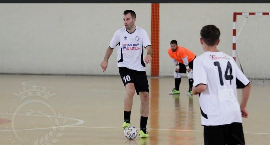 rcuellarfs's tweet photo. ¡Os esperamos!
Derbi mañana entre los dos juveniles  @rcuellarfs  a las 12:00 en el Santa Clara cuellarano.
El domingo a las 17:00 el Sénior Regional se estrena con nuevas caras Carlos, Rodrigo y la vuelta de Víctor.

#apoyoalcomerciolocal 
#apoyamoscantera 
#soydelracingcuellar https://t.co/mGHHbA3q7q