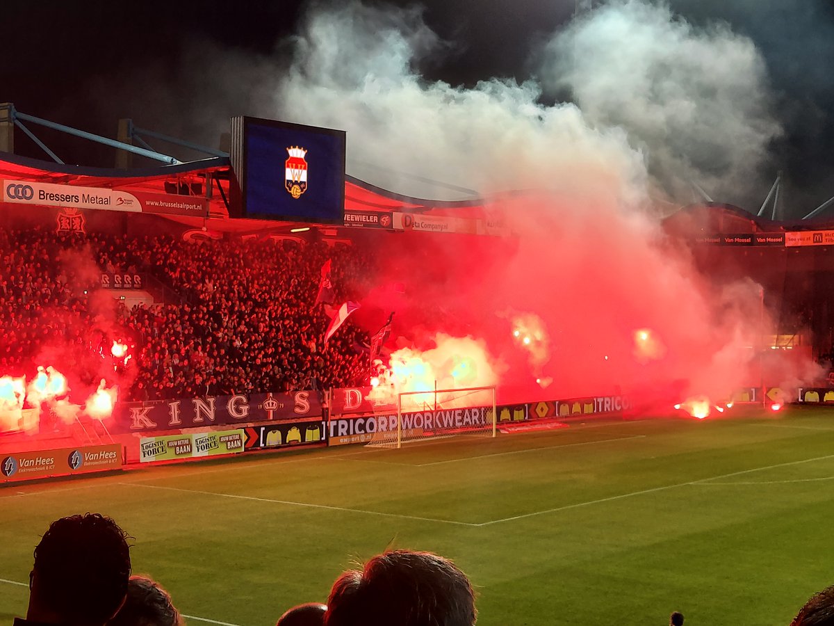 TreurRene's tweet photo. Vuurwerk op t veld!
Uitvak moet leeg nu, we hervatten pas als ze op weg naar den bosch zijn!
Wordt een latertje ๐
#commentatorlife #kkd #Willem2 #denBosch๐ https://t.co/TaYuxKNX6P