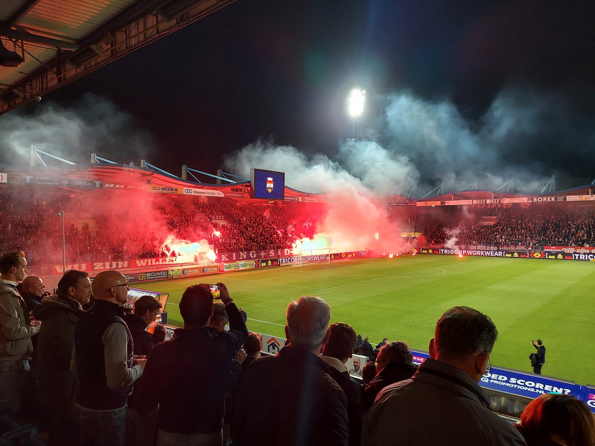 TreurRene's tweet photo. Vuurwerk op t veld!
Uitvak moet leeg nu, we hervatten pas als ze op weg naar den bosch zijn!
Wordt een latertje ๐
#commentatorlife #kkd #Willem2 #denBosch๐ https://t.co/TaYuxKNX6P